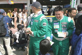 �q���ɃX�e�b�J�[��������I���ƁA�L�����M�����Ɍ��Ƃ��s�X�Z�i�΁j�B