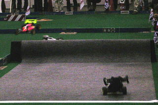 こんなふうに飛んでりゃ壊れるよな(笑)