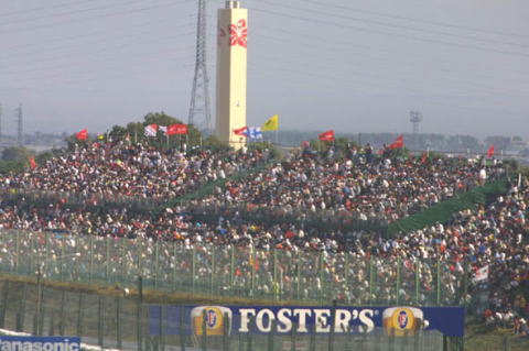 どちらかといえば人が少ないはずのバックストレート席も…